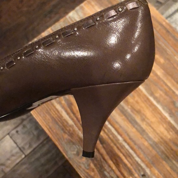 NWT Nine West heels in brown w/bronze woven detail - Picture 7 of 8